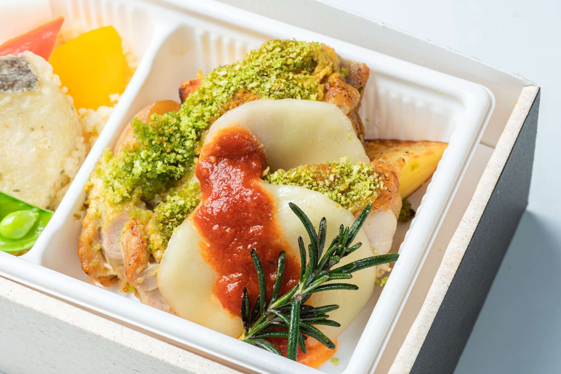 薩摩悠然鶏のグリル 北海道モッツァレラチーズと トマトソース挟み焼き